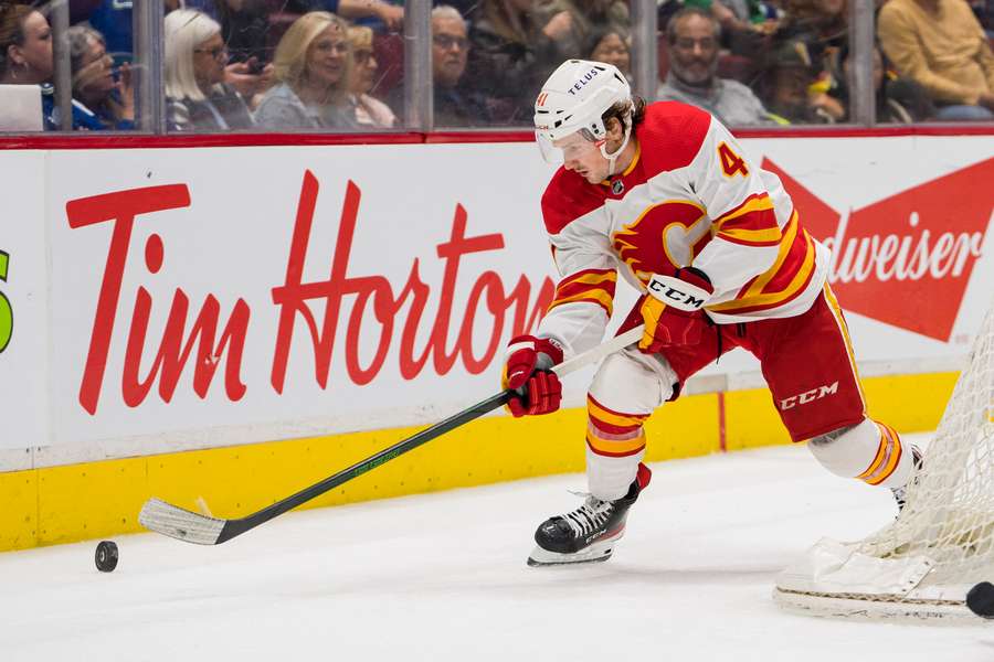 Matthew Phillips håndterer pucken mod Calgary Flames i anden periode.