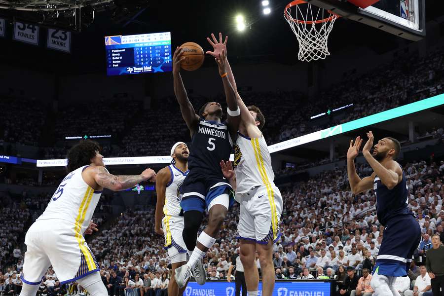 Sem Curry, Golden State não foi páreo para Minnesota Sem Curry, Golden State não foi páreo para Minnesota