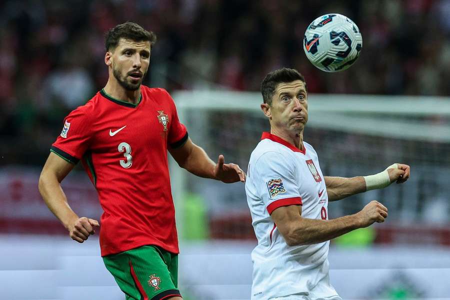 Rúben Dias em disputa com Lewandowski