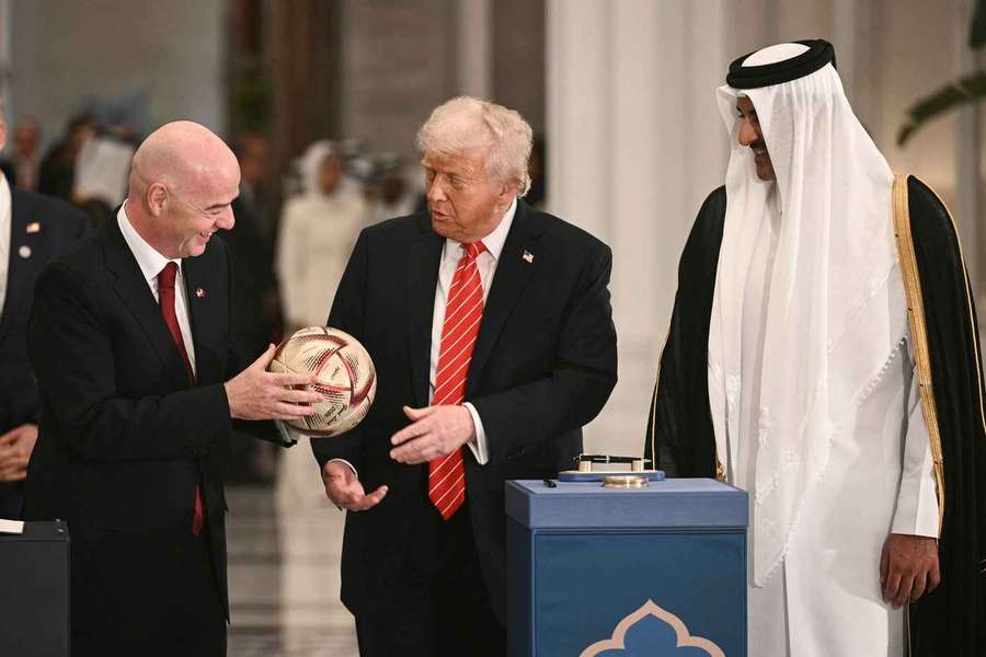O presidente da FIFA, Gianni Infantino, acompanhou o presidente dos EUA, Donald Trump, na viagem ao Médio Oriente O presidente da FIFA, Gianni Infantino, acompanhou o presidente dos EUA, Donald Trump, na viagem ao Médio Oriente