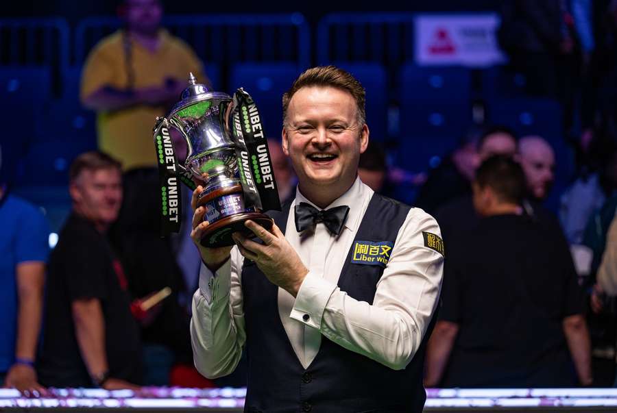 Shaun Murphy feiert seinen Titel bei den British Open.