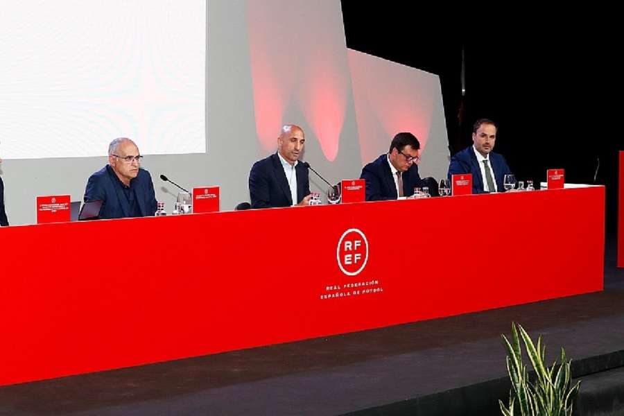 În prezent sunt trei candidaturi