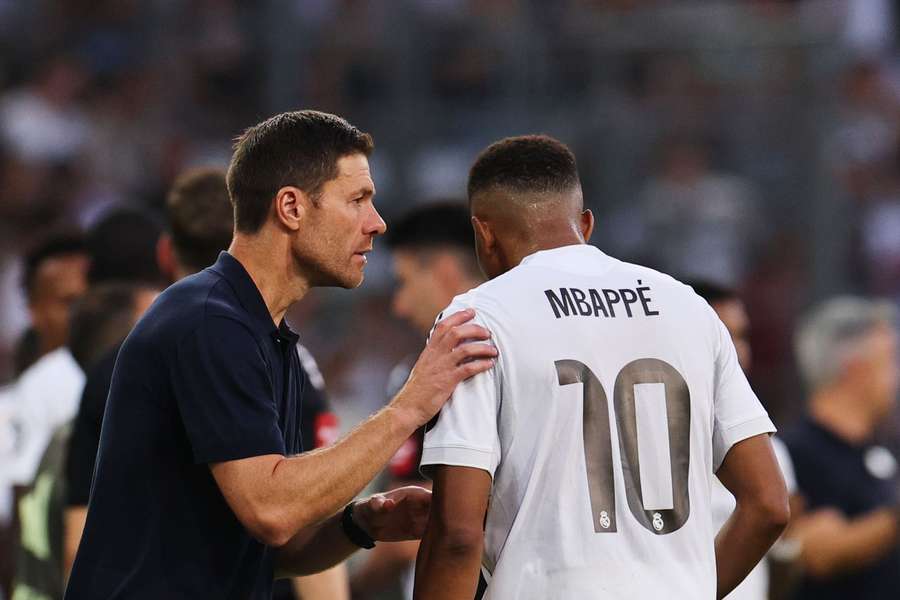 Nový kouč Realu Xabi Alonso a Kylian Mbappé už s desítkou na dresu.