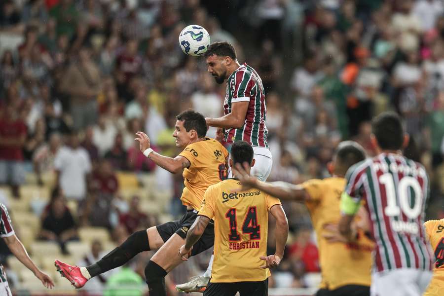Bola aérea foi arma do Fluminense no Maracanã