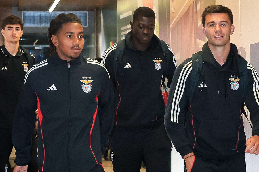 A comitiva do Benfica a caminho de Inglaterra