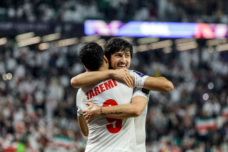 Mehdi Taremi e Sardar Azmoun festeggiano il gol
