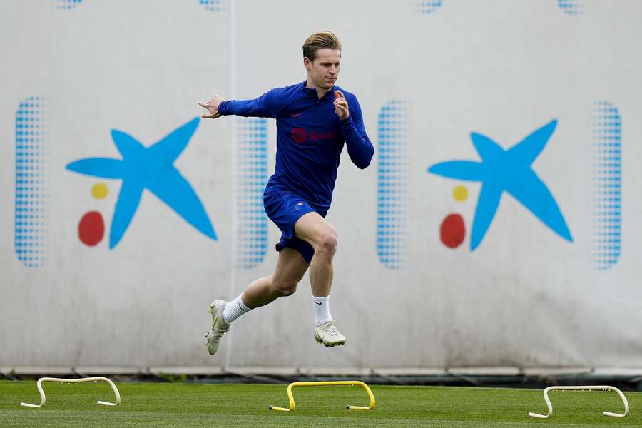 Frenkie de Jong dartelde maandagmiddag weer als vanouds op de training