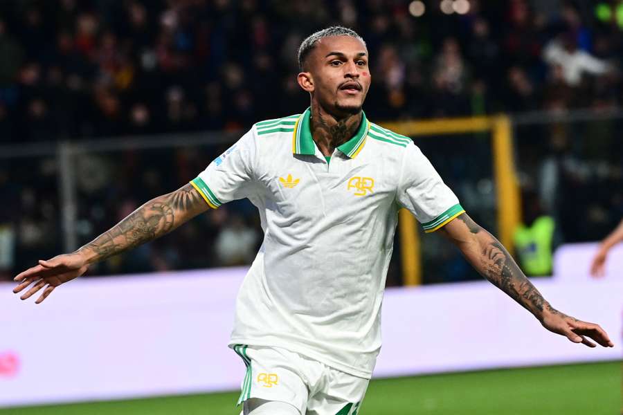 Wesley sacramentou vitória da Roma com golaço de cavadinha