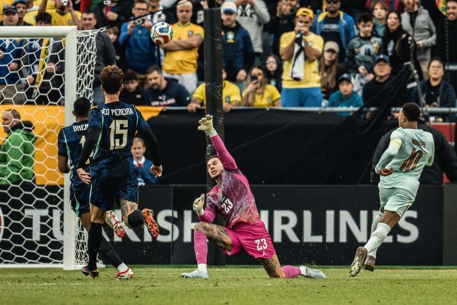 Mbappe îl învinge pe Ederson cu un lob elegant în amicalul Brazilia - Franța Mbappe îl învinge pe Ederson cu un lob elegant în amicalul Brazilia - Franța