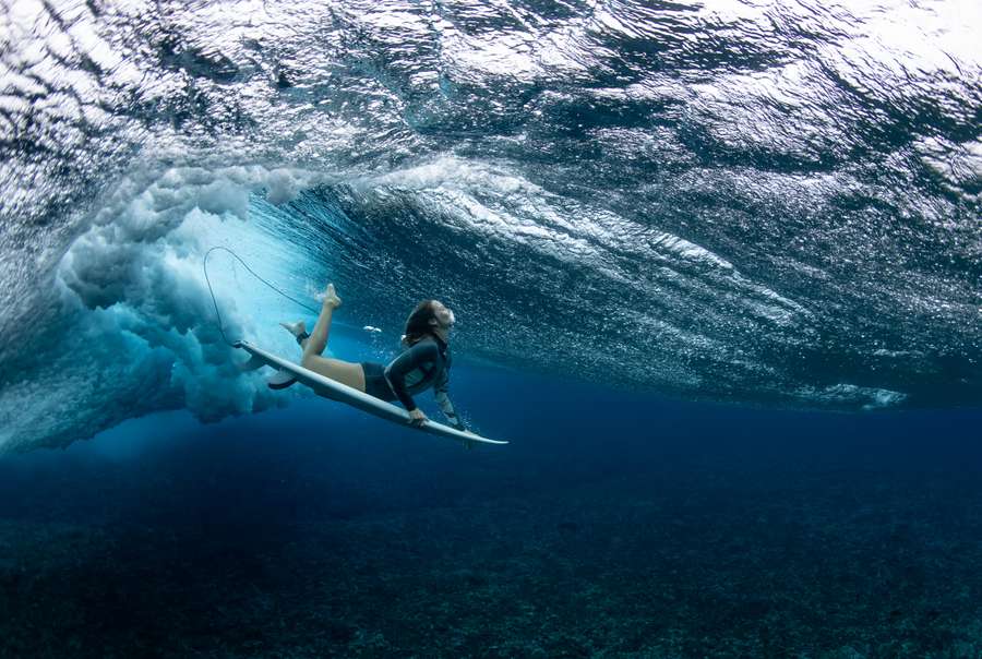 La australiana Olivia Ottaway surfea en Teahupo'o