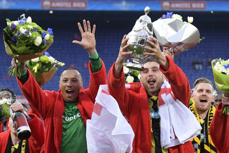 Eloy Room (L) en Guram Kashia na de bekerwinst van Vitesse in 2017