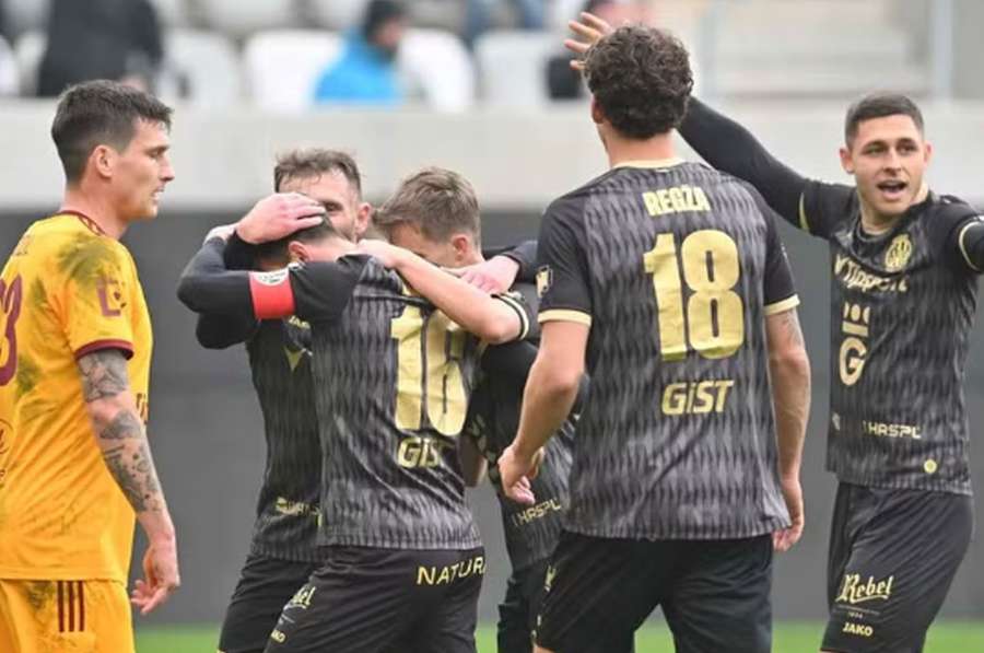 Fotbalisté Hradce gratulují dvougólovému střelci Vladimíru Daridovi.
