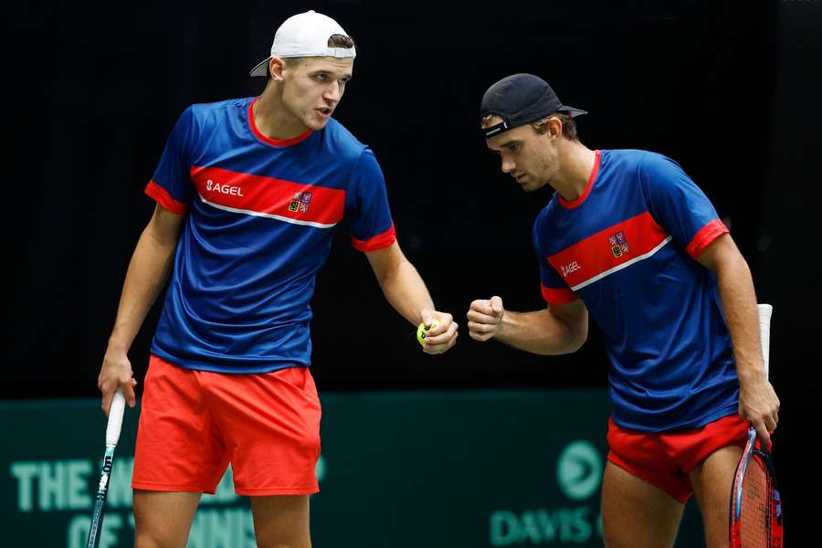 Jakub Menšík a Tomáš Macháč na tréninku před zápasy Davis Cupu.
