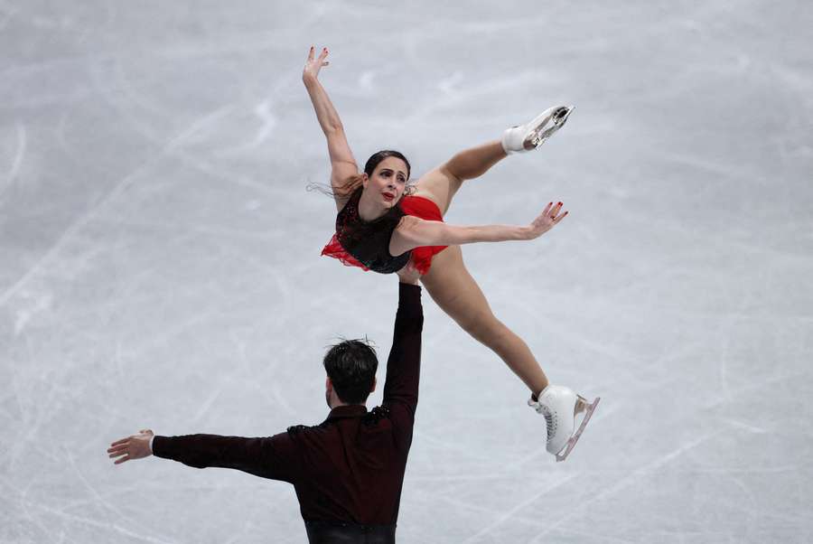 Deanna Stellato-Dudek and Maxime Deschamps perform during the pairs free skating