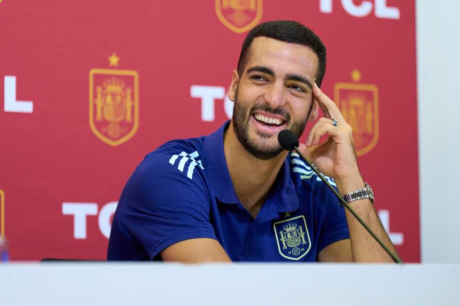 Mikel Merino, sonriente en una rueda de prensa con España