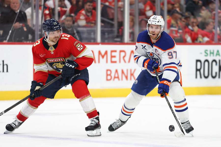 Panthers forward Sam Reinhart (left) defends Oilers forward Connor McDavid (right) 