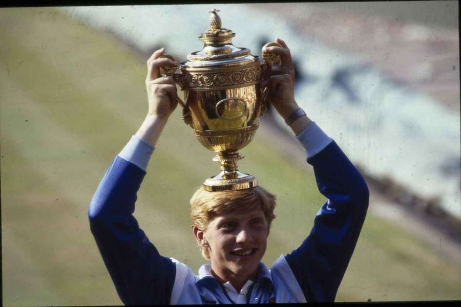 Boris Becker mit seiner ersten Wimbledon-Trophäe.