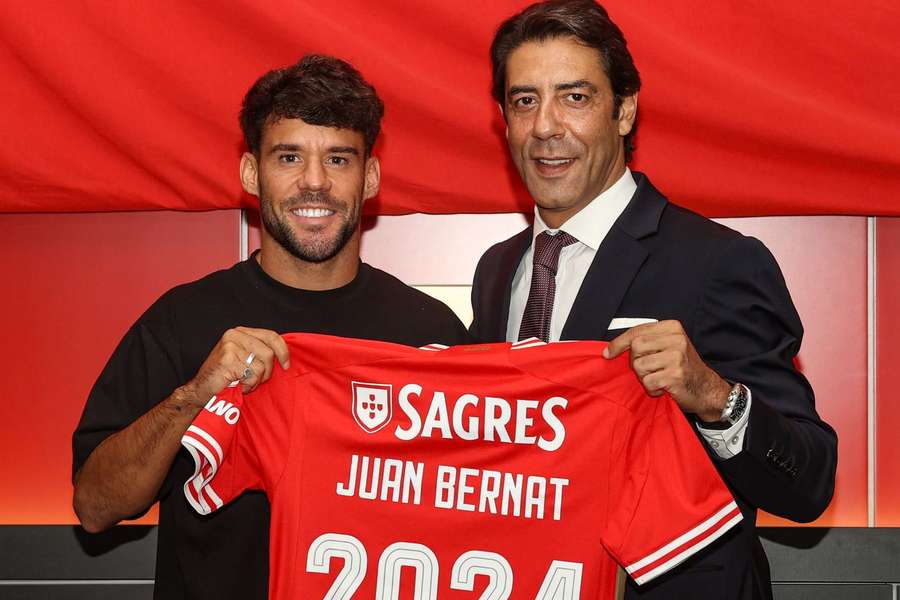 Juan Bernat foi apresentado ao lado de Rui Costa