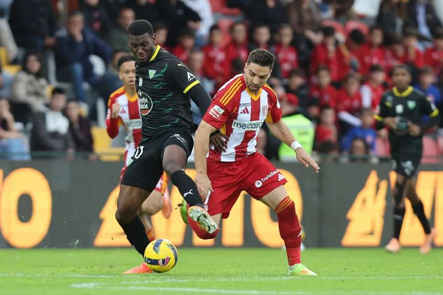 Brayan Medina em disputa com Tomané