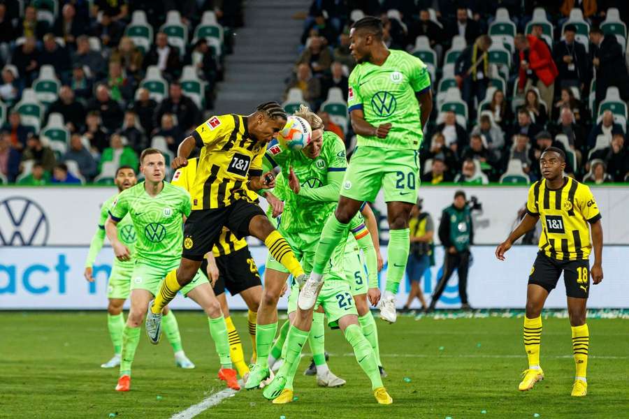 Adeyemi im Kopfball-Duell beim Hinspiel gegen Wolfsburg