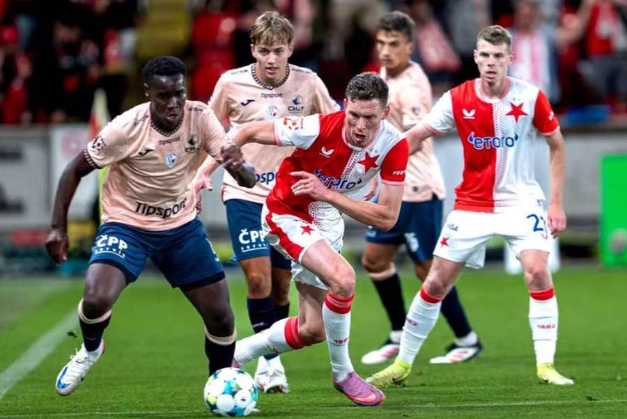 Slavia šla v Pardubicích do vedení po trefě Lukáše Provoda.