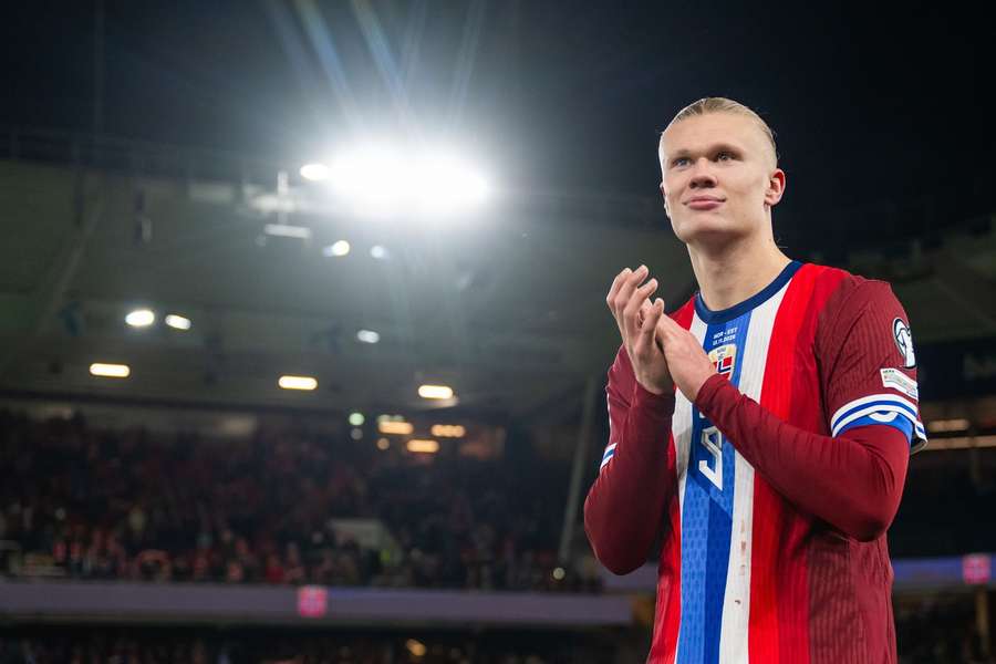 Erling Haaland hlavou zpečetil vítězství 4:1 čtvrtou brankou utkání. Erling Haaland hlavou zpečetil vítězství 4:1 čtvrtou brankou utkání.