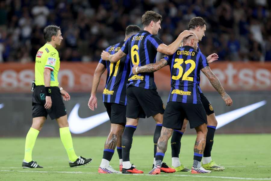 John Stones festeggia il gol con i compagni John Stones festeggia il gol con i compagni