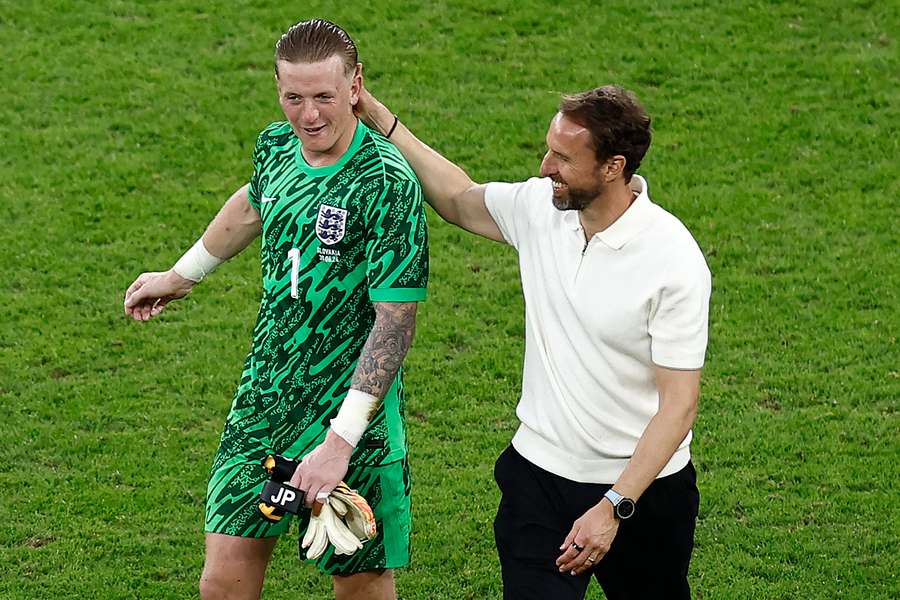 Jordan Pickford (l.) wird von Gareth Southgate (r.) geherzt.