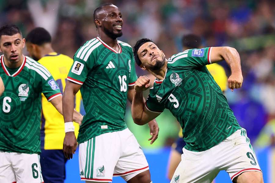 Quiñones (16) e Jiménez (9) garantiram a vitória do México sobre o Equador Quiñones (16) e Jiménez (9) garantiram a vitória do México sobre o Equador