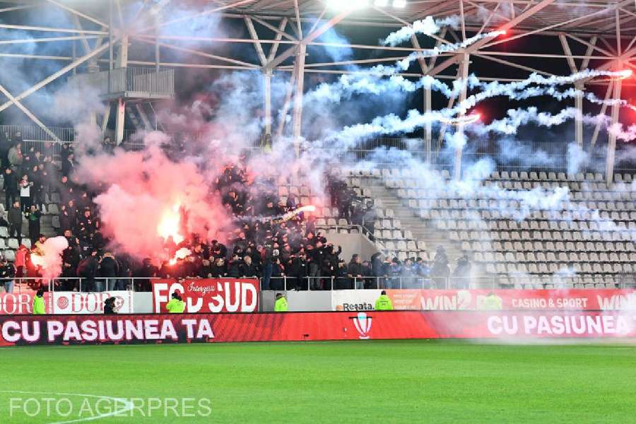 Fanii lui Dinamo aruncă cu torțe în teren în timpul partidei cu UTA