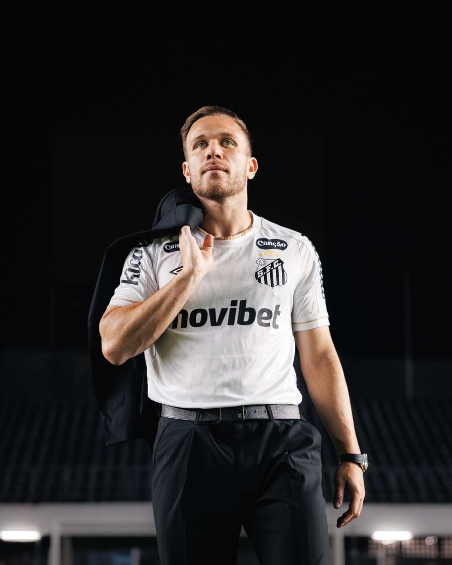 Arthur posou com um turno em sua chegada ao Santos Arthur posou com um turno em sua chegada ao Santos