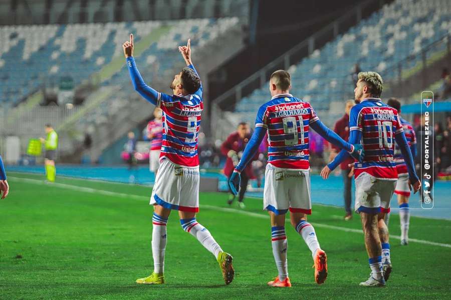 Lucero comemora gol da vitória do Fortaleza em Rancagua