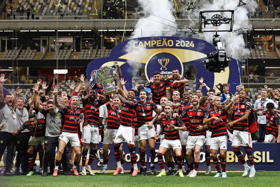 Jogadores do Flamengo comemoram conquista da Copa do Brasil de 2024 dentro da Arena MRV