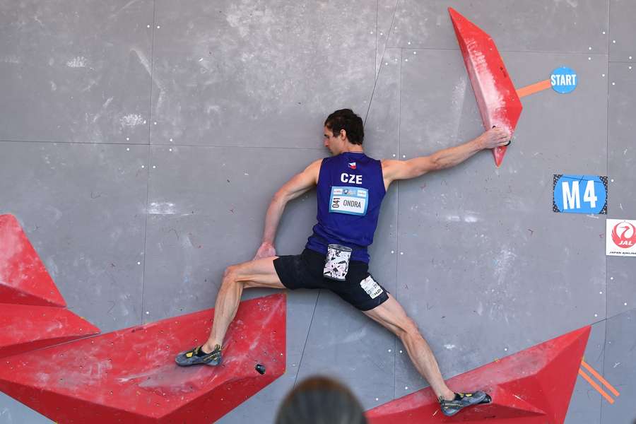 Adam Ondra řeší problémy s poraněným ramenem.