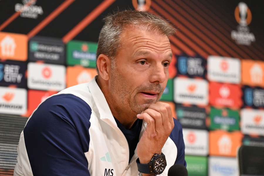 Maurice Steijn tijdens persconferentie van Ajax in aanloop naar het Europa League-duel tegen Olympic Marseille