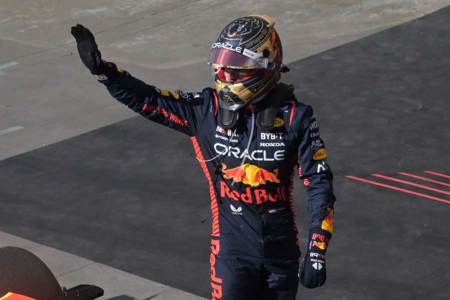 Max Verstappen zwaait na afloop van het duel naar het Braziliaanse publiek