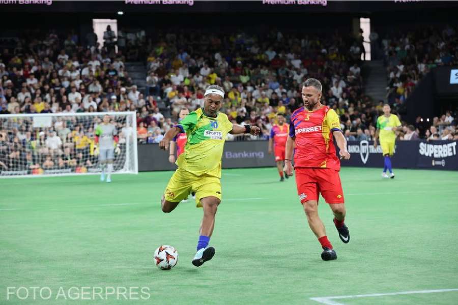 Ronaldinho în duel cu Răzvan Raț