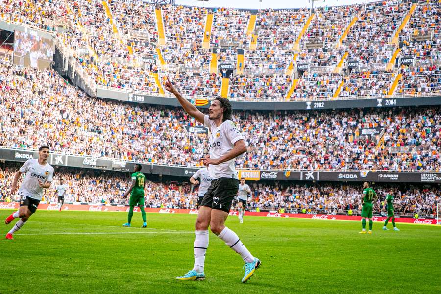 Edinson Cavani não é mais jogador do Valencia