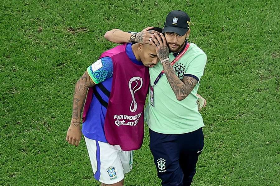 Jesus en Neymar na de met 1-0 verloren wedstrijd tegen Kameroen