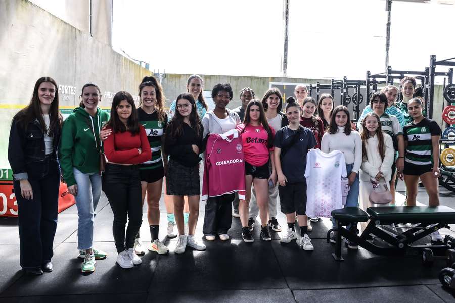 Jogadoras do Sporting na visita das "Goleadoras" em Alcochete