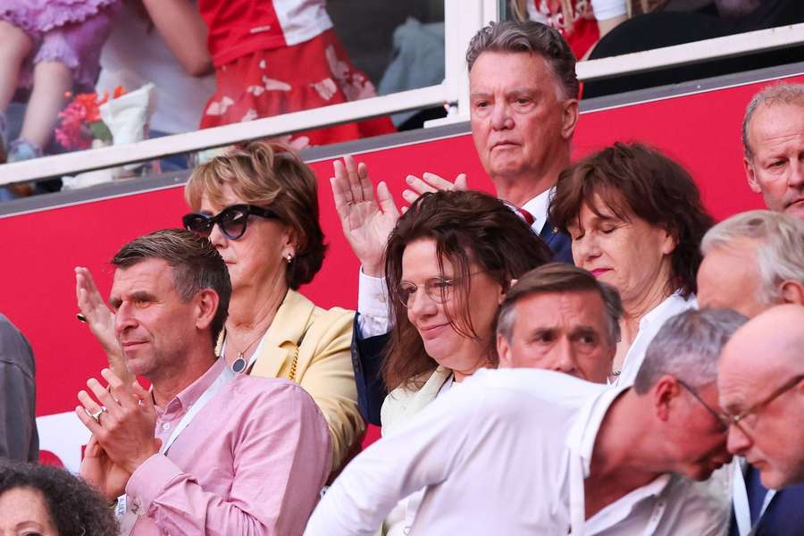 Louis van Gaal "no longer bothered by cancer" Louis van Gaal "no longer bothered by cancer"