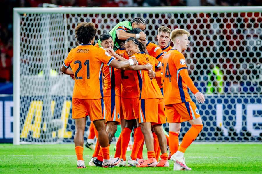 Los jugadores de Países Bajos celebran uno de sus goles ante Turquía