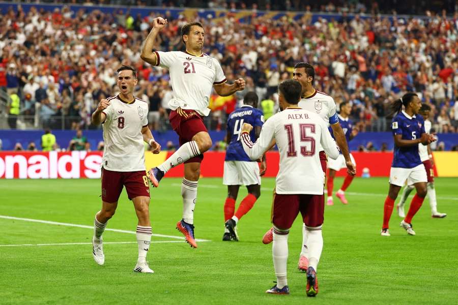 Mikel Oyarzábal celebra su gol de penalti ante Francia