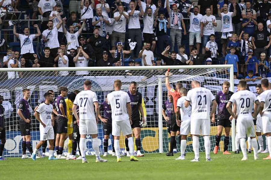 Útočník Slavie Tomáš Chorý viděl na Slovácku červenou kartu.