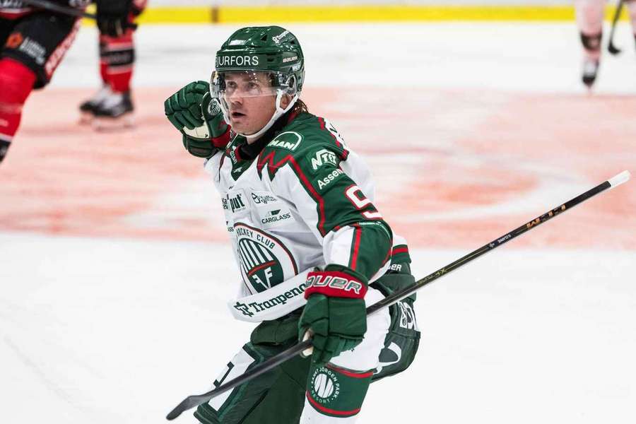 Graeme Clarke celebrates Frolunda's equaliser Graeme Clarke celebrates Frolunda's equaliser