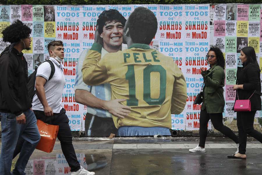 Muurschildering van Pelé die Maradona kust in Sao Paulo