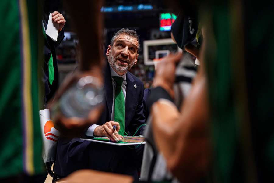 Ibon Navarro da órdenes a los suyos