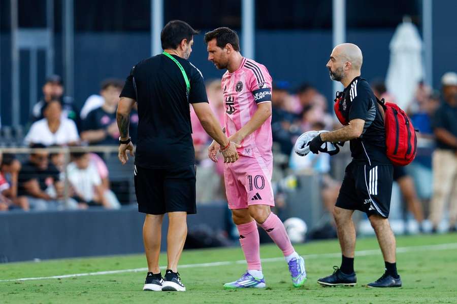 Messi musel nuceně střídat.