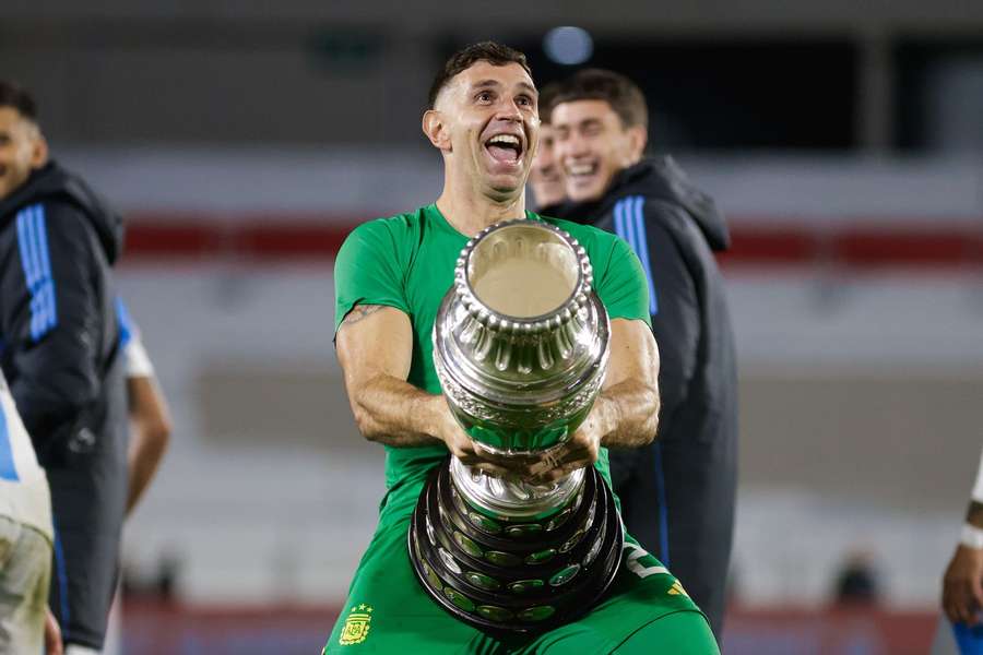 Emiliano Martinez  cu trofeul Copa America