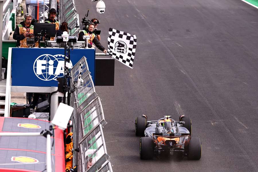 Norris oslavil v Brazílii vítězství. Norris oslavil v Brazílii vítězství.